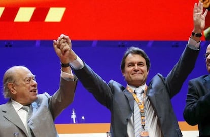 El secretari general de CDC, Artur Mas, celebra la seva reelecció al costat del president del partit, Jordi Pujol, el 2008.