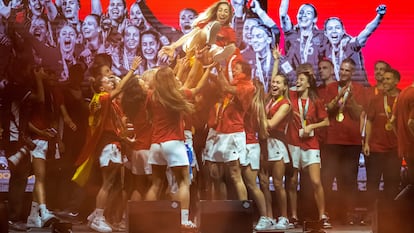 La selección femenina de fútbol celebrando en Madrid tras haber ganado el Mundial. 