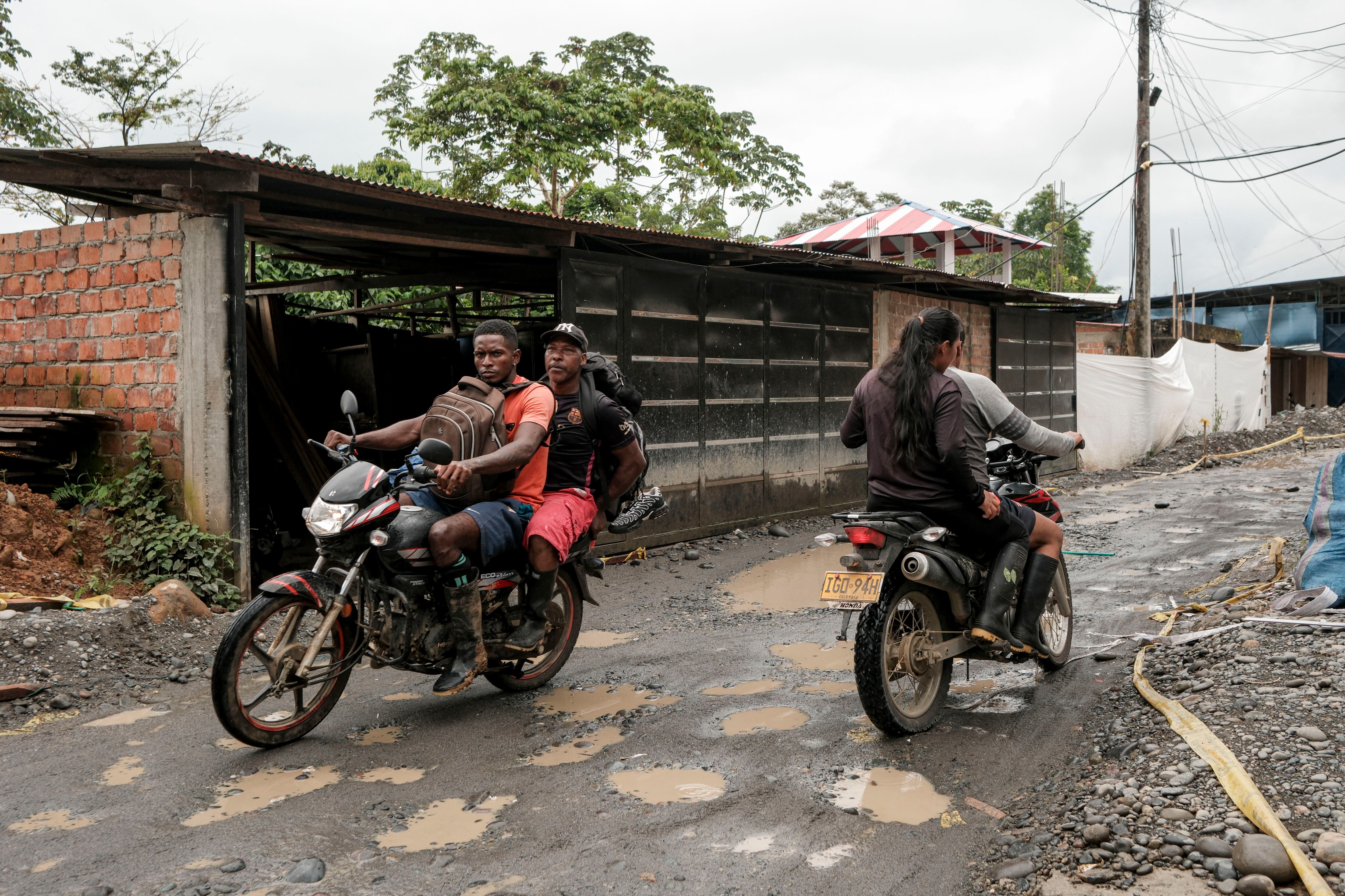 Motoristas transitan por las calles de la vereda de Zabaleta, en Nariño, Colombia, este 25 de mayo.