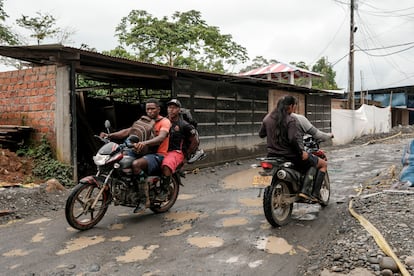 Motoristas transitan por las calles de la vereda de Zabaleta, en Nariño, Colombia, este 25 de mayo.