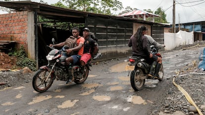 Motoristas transitan por las calles de la vereda de Zabaleta, en Nariño, Colombia, este 25 de mayo.