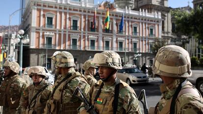 Soldados militares montan guardia en la Plaza Murillo, en La Paz (Bolivia),  el 26 de junio de 2024.