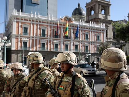 Soldados militares montan guardia en la Plaza Murillo, en La Paz (Bolivia),  el 26 de junio de 2024.