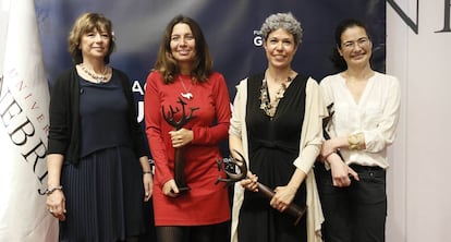 De izq. a dcha., Mirta Drago y Noelia del Río, ganadoras en la categoría de televisión; Marta Gómez Casas (radio) y Betriz García (prensa).