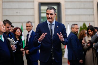 El presidente del Gobierno, Pedro Sánchez, se dirige a medios a su llegada al Congreso, con motivo de la celebración del Día de la Constitución, este viernes en Madrid.