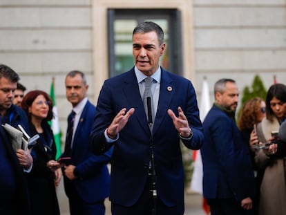El presidente del Gobierno, Pedro Sánchez, se dirige a medios a su llegada al Congreso, con motivo de la celebración del Día de la Constitución, este viernes en Madrid.