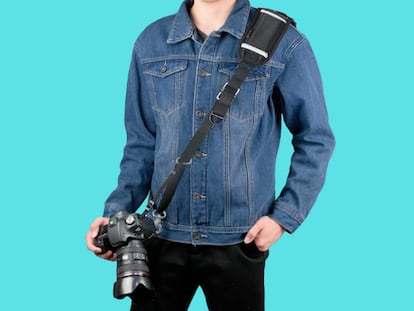 Un accesorio que permite llevar colgada la cámara sin riesgo de que se caiga.