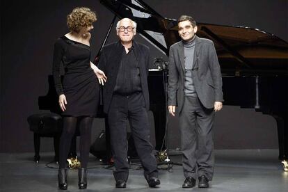 Tiziana Domínguez, Michael Nyman y Adolfo Domínguez, al término del desfile de este último en Cibeles.