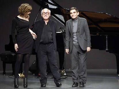 Tiziana Domínguez, Michael Nyman y Adolfo Domínguez, al término del desfile de este último en Cibeles.
