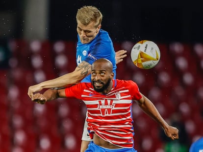 Andersen y Foulquier pelean un balón aéreo.