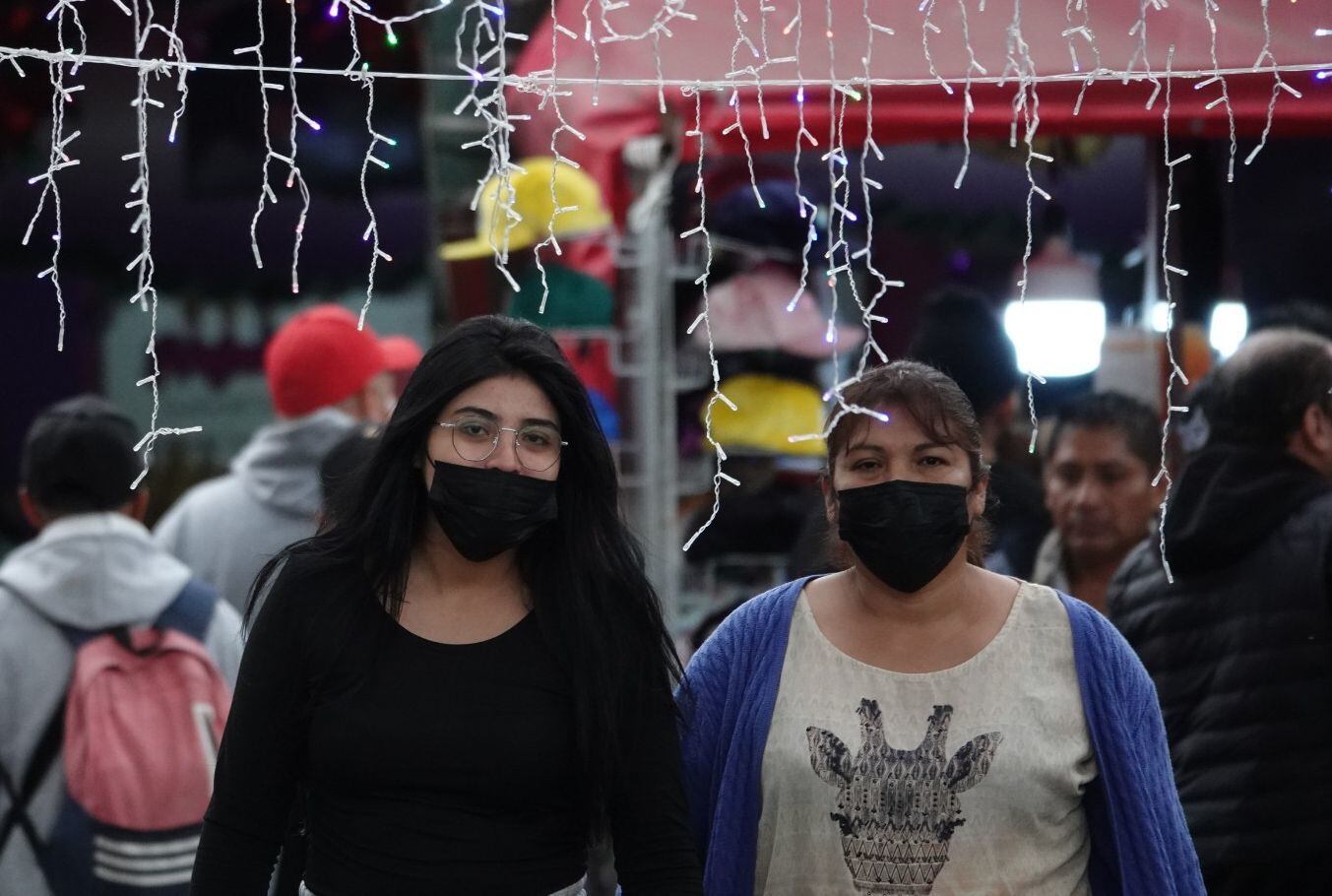 Dos mujeres usan cubrebocas como una medida de prevención contra enfermedades respiratorias, en Ciudad de México, en diciembre de 2024. 