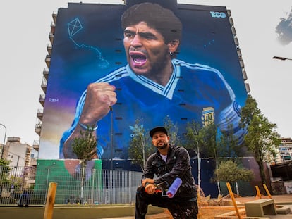 Martín Ron, frente al mural gigante realizado en Avenida San Juan y Virrey Cevallos, en el barrio de Constitución.