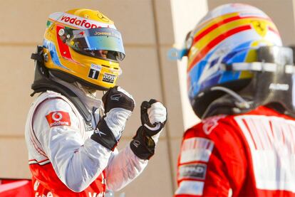 El británico de McLaren Lewis Hamilton, muestra su alegría después de lograr la tercera plaza en el Gran Premio de Bahrein.