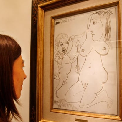 Una joven contempla 'Nu agenouillé et amour', una de las 35 obras de Picasso realizadas entre 1898 y 1971