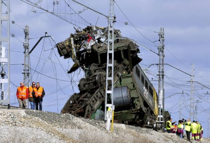 Restos de dos trenes involucrados en un accidente en Arévalo (Ávila) en el que ha muerto uno de los maquinistas.