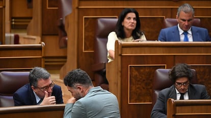 El portavoz de ERC, Gabriel Rufián, conversa con el portavoz del PNV, Aitor Esteban, delante de los diputados de Vox.