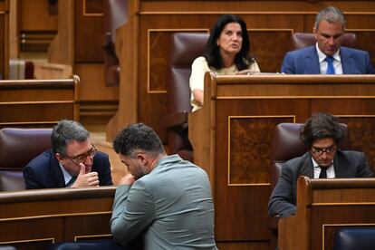 El portavoz de ERC, Gabriel Rufián, conversa con el portavoz del PNV, Aitor Esteban, delante de los diputados de Vox.