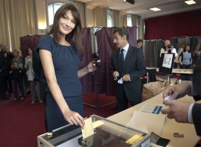 Carla Bruni, acompañada de su esposo, Nicolas Sarkozy, vota en París.