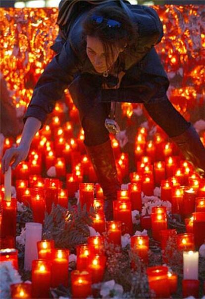 Velas encendidas en memoria de las víctimas del atentado del 11-M en Madrid.