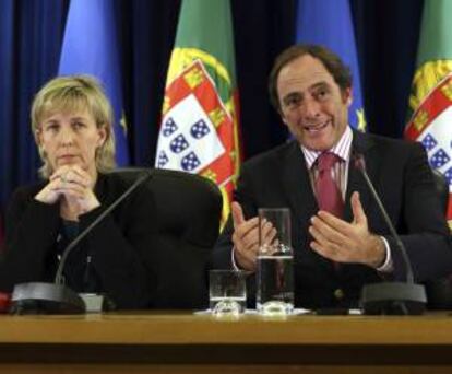 El vice primer ministro de Portugal, Paulo Portas (d), y la ministra de Economía de Portugal María Luisa Albuquerque (i), durante una rueda de prensa sobre el undécimo y penúltimo examen del programa de ajustes aplicados a cambio del rescate financiero del país, en Lisboa, Portugal.