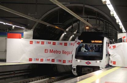 La presidenta de la Comunidad de Madrid Esperanza Aguirre en la cabina del convoy de metro que inauguró la nueva estación de La Fortuna en la localidad madrileña de Leganés prolongación de la línea 11 de Metro de Madrid 
 