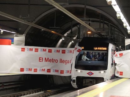 La presidenta de la Comunidad de Madrid Esperanza Aguirre en la cabina del convoy de metro que inauguró la nueva estación de La Fortuna en la localidad madrileña de Leganés prolongación de la línea 11 de Metro de Madrid 
 