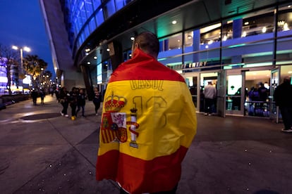 Un seguidor de Pau Gasol lleva una camiseta con el número 16 del pívot debajo de la bandera española.
