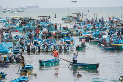 La industria emplea a 59,6 millones de personas en el sector primario de la pesca de captura y la acuicultura. De ellos; 40,3 millones en la pesca y 19,3 millones en la acuicultura, y cerca del 14% son mujeres, según datos de 2016 de la FAO, que esta edición dedica la efeméride a la lucha por el trabajo decente. "Más de 200 millones de trabajadores están vinculados con el sector, de sus ingresos dependen sus vidas. Y 25 de ellos son víctimas de trabajo forzoso, el 80% en el sector privado. Hay que reforzar la lucha contra las prácticas abusivas. Es una de las profesiones más peligrosas del mundo, hay accidentes mortales, y a bordo se es más sensible a los abusos, también psicológicos y sexuales", ha declarado Moussa Oumarou, director de operaciones de la Organización Internacional del Trabajo (OIT), durante la jornada 'Los derechos laborales son derechos humanos: trabajar juntos para garantizar los derechos de los pescadores y reforzar la lucha contra el tráfico y el trabajo forzoso en el sector pesquero', celebrada en Roma este miércoles. En la imagen, embarcaciones en Santa Rosa de Salinas, Ecuador.