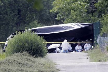 La policía científica investiga el lugar del atentado terrorista en los alrededores de la fábrica en Isere.