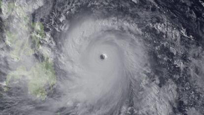 Imagen de satélite cedida por la Administración Nacional Oceánica y Atmosférica de Estados Unidos, que muestra el tifón "Haiysan", acerándose a Filipinas por el Este.