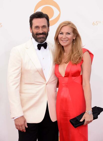 Un Don Draper inimaginablemente barbudo y con pinta de camarero acudió a los Emmy. Jon Hamm, que vestía de Giorgio Armani, posó con su pareja Jennifer Westfeldt.