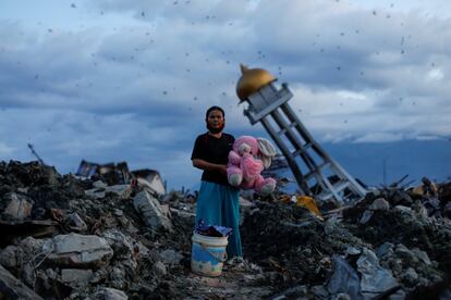 En la imagen, una mujer sostiene un peluche encontrado en los restos de la casa donde fallecieron sus tres hijos en Célebes (Indonesia), el 7 de octubre de 2018. Tras el impacto del terremoto y posterior tsunami el 28 de septiembre, las autoridades de Indonesia informaron que el número de víctimas había ascendido hasta 1.400 personas. La ciudad de Palu fue una de las más afectadas por un seísmo de magnitud 7,5 en la escala Richter y el tsunami que llevó a la costa olas de hasta tres metros.