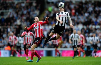 Mathieu Debuchy, del Newcastle, despeja el balón de cabeza frente a Adam Johnson, del Sunderland.