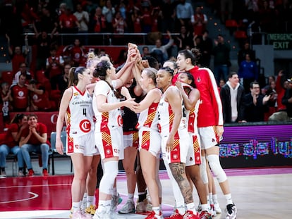 Las jugadoras del Casademont Zaragoza tras el encuentro con el equipo turco del CBK Mersin.