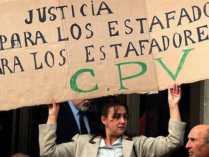 Una afectada por la estafa de CPV se manifiesta en los juzgados de la plaza de Castilla en 2002.