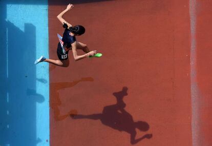 La corredora india Lalita Shivaji compite en los 3.000 metros obstaculos