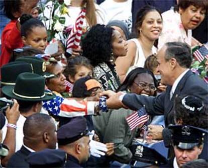 Giuliani, a la derecha, en el homenaje popular a las víctimas celebrado el domingo
