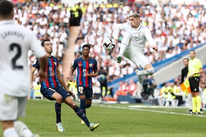 Valverde controla el balón ante Busquets durante el clásico entre el Real Madrid y el Barcelona este domingo en el Santiago Bernabéu.