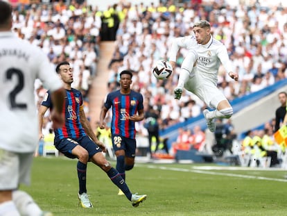 Valverde controla el balón ante Busquets durante el clásico entre el Real Madrid y el Barcelona este domingo en el Santiago Bernabéu.