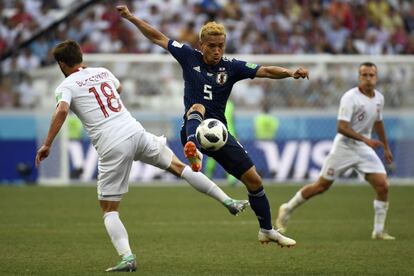 O zagueiro japonês, Yuto Nagatomo, controla a bola no jogo da fase de grupos entre Japão e Polônia, em 28 de junho de 2018.