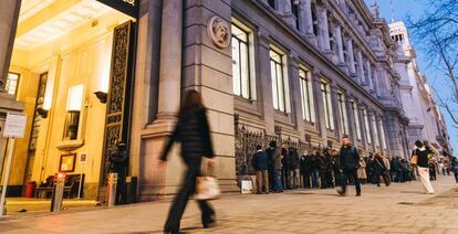 Varios ciudadanos hacen cola en la puerta del Banco de España en Madrid.