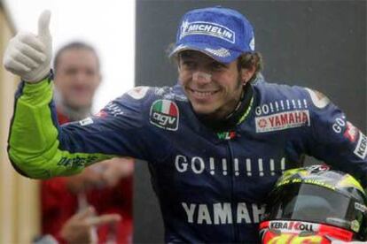 Valentino Rossi hace la señal de victoria tras su séptimo triunfo de la temporada, ayer en Donington.