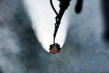 Un helicóptero expulsa agua para extinguir los incendios forestales en Kalimantan central (Indonesia). Decenas de helicópteros han arrojado toneladas de agua y sal en seis provincias de Sumatra y la isla de Borneo.