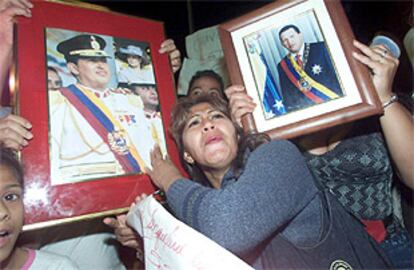 Un grupo de <i>chavista</i> se concentra ante Fuerte Tiuna en defensa de su líder.