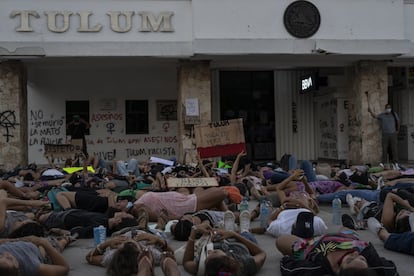 Una vez que llegaron a las puertas del Palacio Municipal, las manifestantes se tumbaron en el suelo en señal de protesta y guardaron un minuto de silencio en memoria de Victoria Salazar y Karla Moguel.