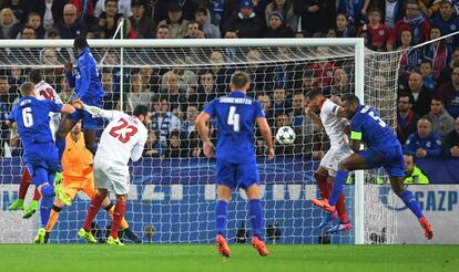 Wes Morgan (d) del Leicester City marca un gol durante el partido contra el Sevilla.