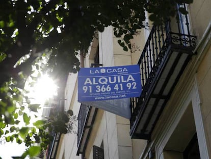 Cartel de alquiler de una vivienda en Madrid.