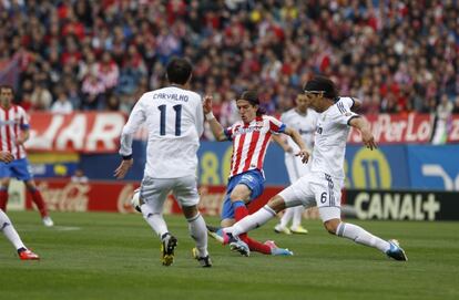 Carvalho y Khedira presionan a Filipe Luis.