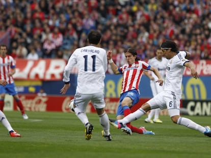 Carvalho y Khedira presionan a Filipe Luis.