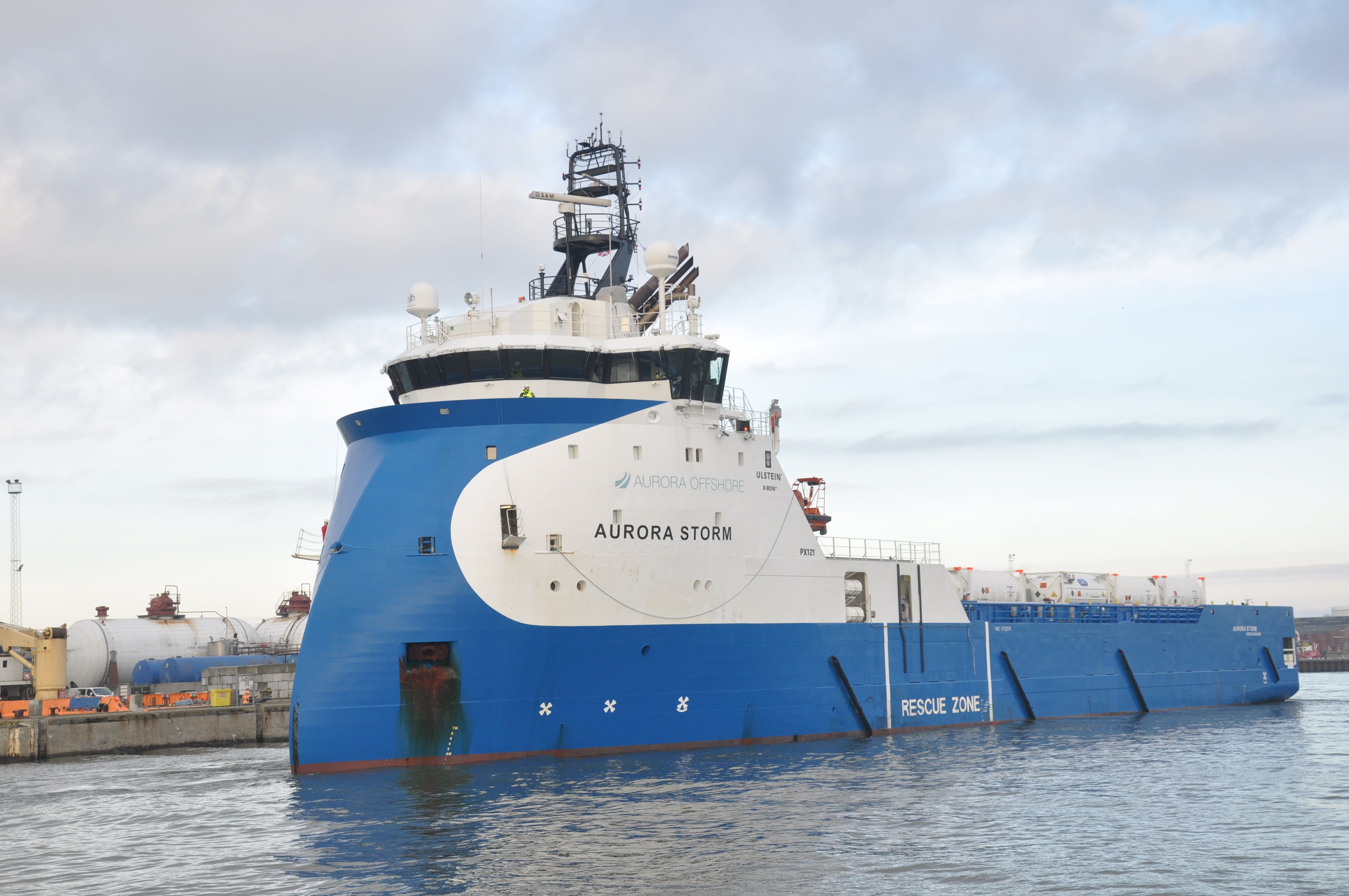 El barco que transporta el carbono en el puerto de Esbjerg.